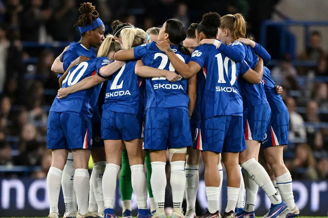 Soccer Football - UEFA Women's Champions League - Quarter Finals - Second Leg - Chelsea v Arsenal - Stamford Bridge, London, Britain - April 1, 2026 Chelsea players huddle before the match REUTERS/Dylan Martinez