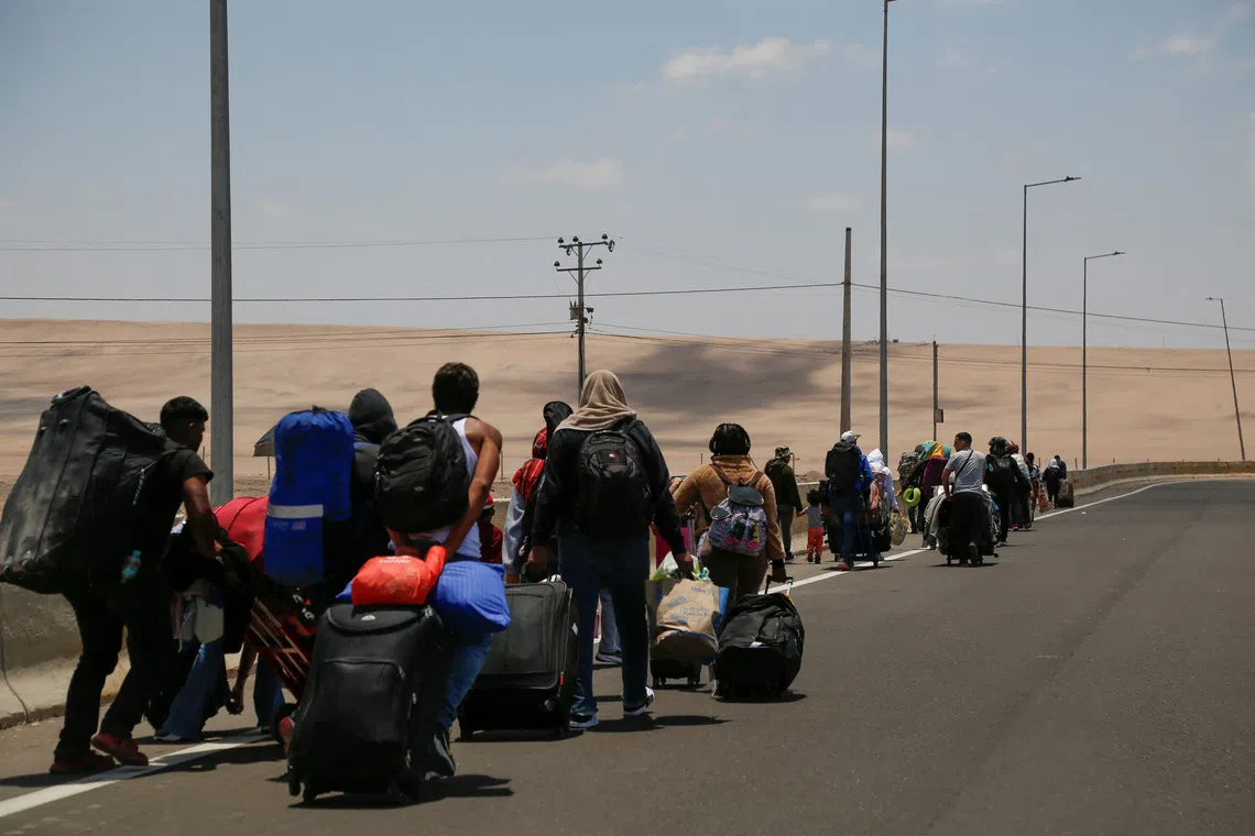 Venezuelan migrants seeking to leave Chile amid anti-immigrant rhetoric from far-right Chilean presidential candidate Jose Antonio Kast return to Arica from the Chacalluta Border Complex after failing to cross into Peru, where President Jose Jeri plans to declare a state of emergency and deploy troops at border crossings, in Arica, Chile, November 28, 2025. REUTERS/Alexander Infante