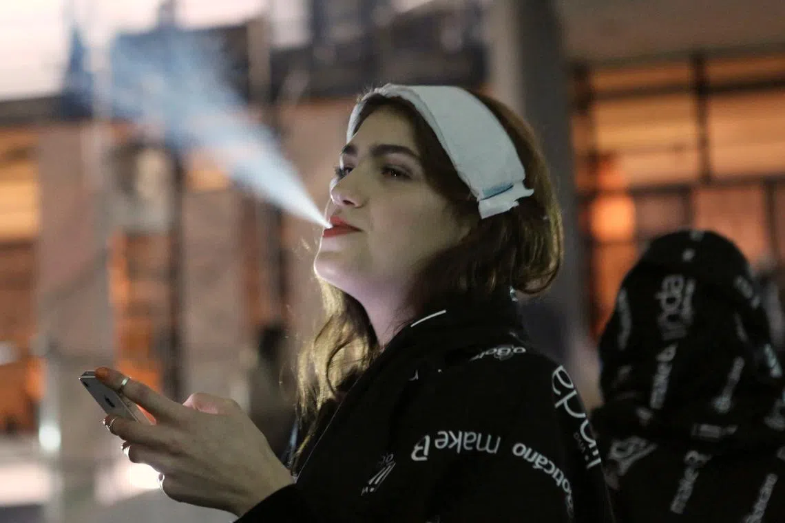 FILE PHOTO: A model smokes a cigarette during Sao Paulo Fashion Week March 19, 2013.  REUTERS/Nacho Doce/File Photo