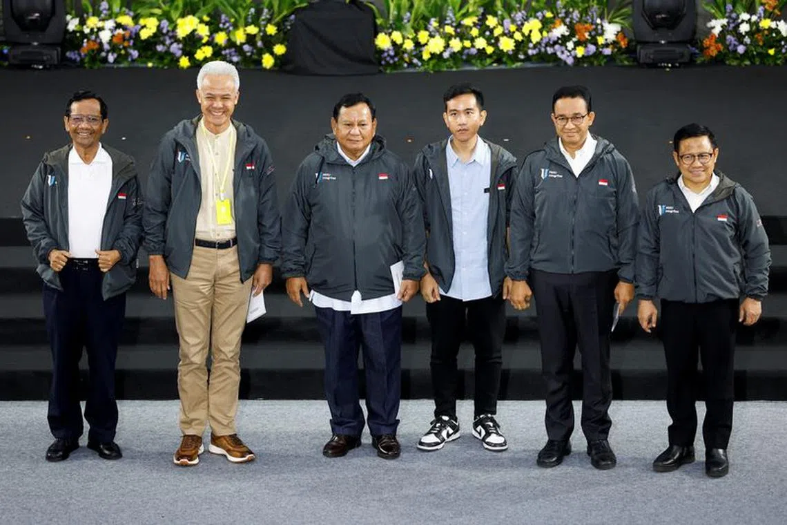 Presidential candidates along with their running mates Ganjar Pranowo, Mahfud MD, Prabowo Subianto, Gibran Rakabuming Raka, Anies Baswedan, and Muhaimin Iskandar, pose for a group photos after delivering their anti-corruption policies during a dialog held by country's anti-graft agency Corruption Eradication Commission (KPK) at its headquarters in Jakarta, Indonesia, January 17, 2024. REUTERS/Willy Kurniawan