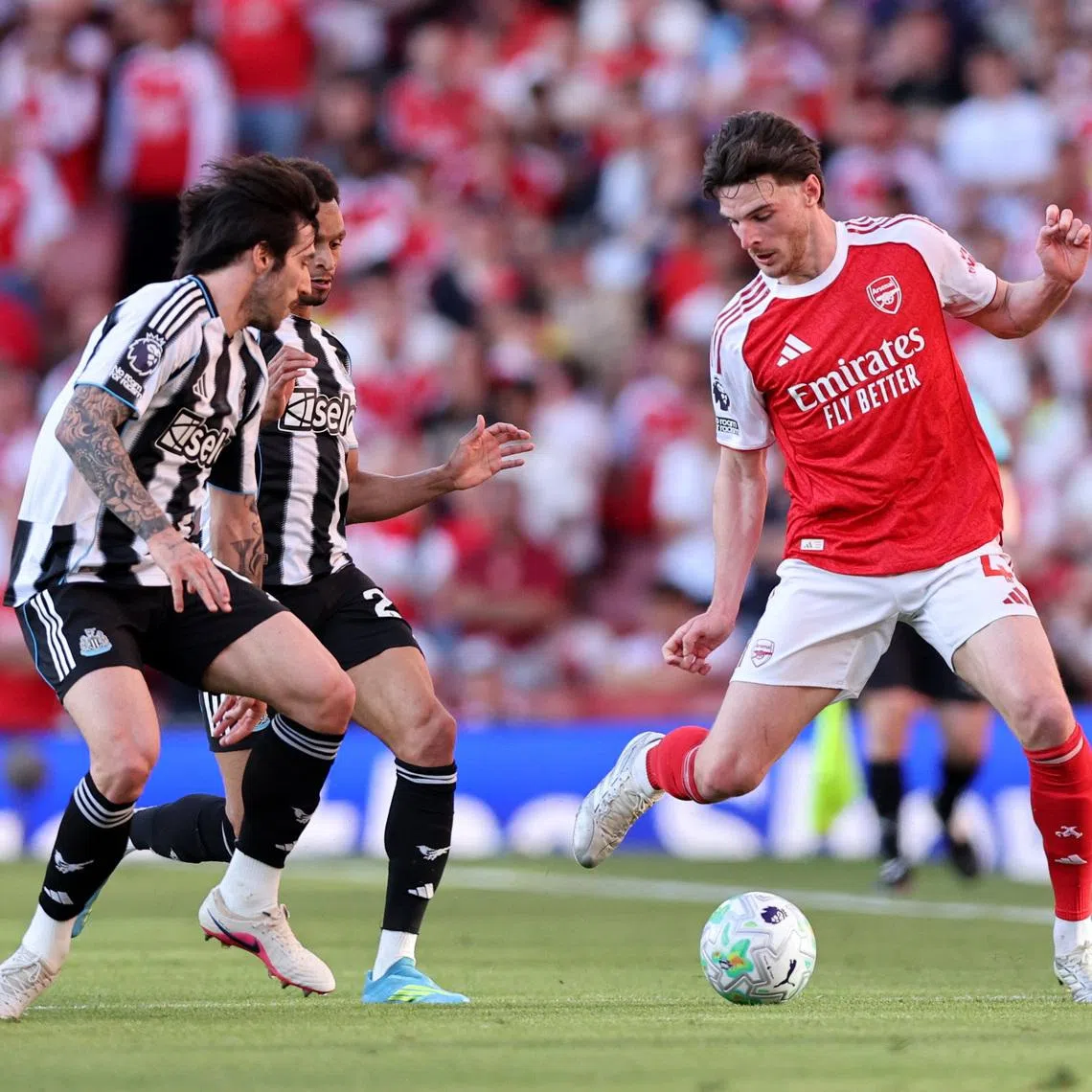 Soccer Football - Premier League - Arsenal v Newcastle United - Emirates Stadium, London, Britain - April 25, 2026 Arsenal's Declan Rice in action with Newcastle United's Sandro Tonali and Jacob Murphy REUTERS/David Klein