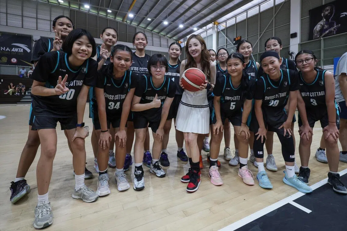 K-star Sandara Park shoots hoops with Singapore youth basketballers, signs basketballs for charity
