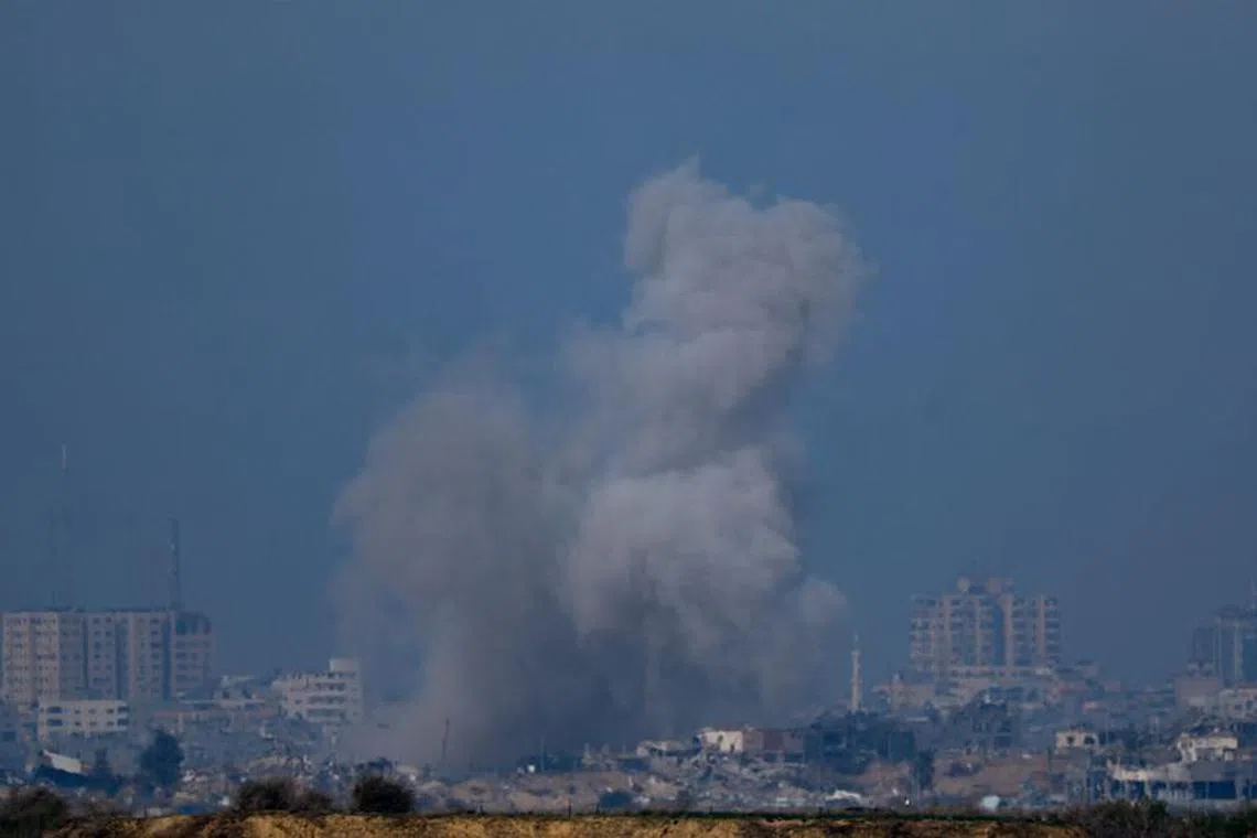 FILE PHOTO: Smoke rises above Gaza, amid the ongoing conflict between Israel and the Palestinian Islamist group Hamas, as seen from Southern Israel, December 17, 2023. REUTERS/Clodagh Kilcoyne/File Photo