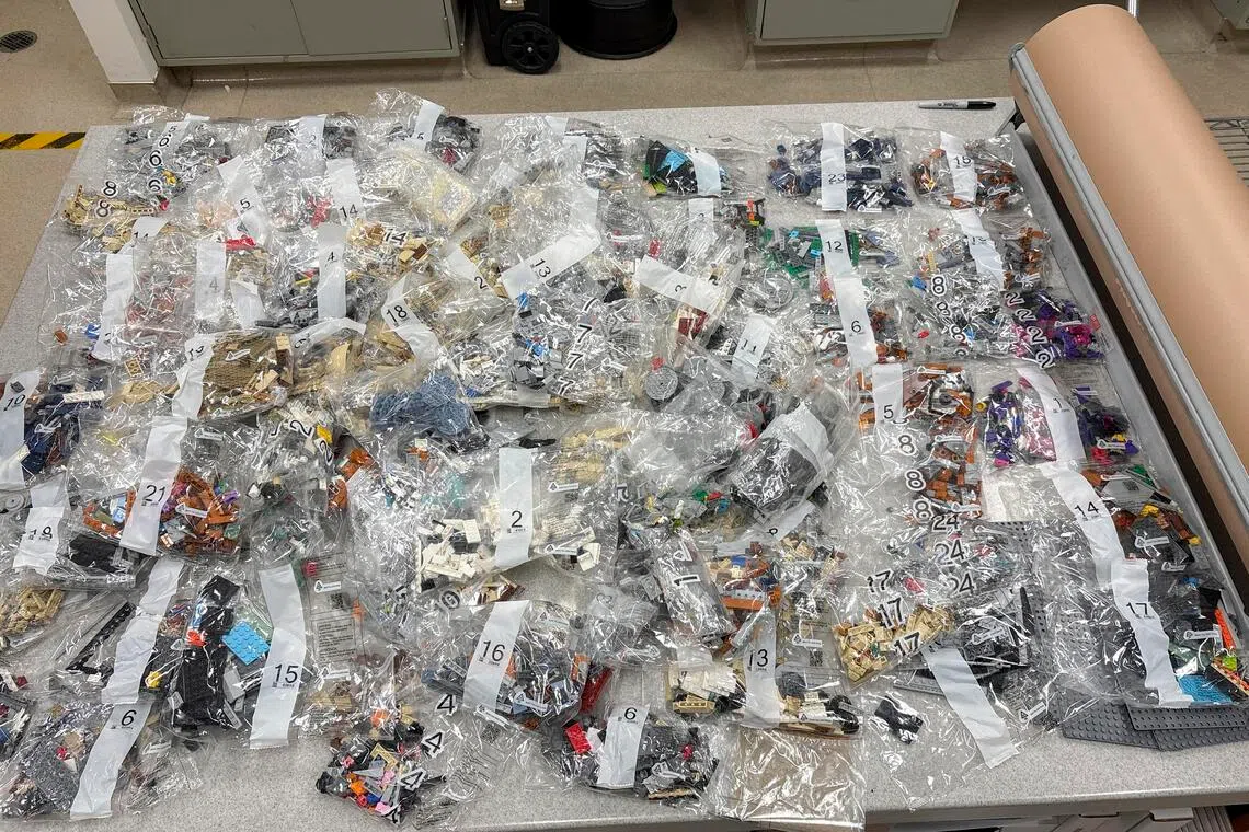 وطن نيوز – تقول الشرطة إن رجلًا أمريكيًا متهم في مخطط سرقة لعبة ليغو باستبدال القطع بالمعكرونة