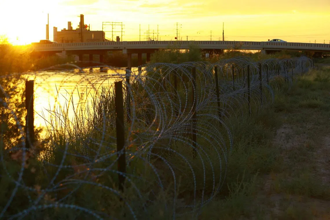 FILE PHOTO: A general view of a razor wire fence that was placed by members of the Texas National Guard to inhibit the crossing of migrants, at the border with New Mexico, in El Paso Texas U.S., August 6, 2024. REUTERS/Jose Luis Gonzalez/File Photo