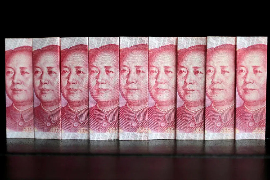 Chinese 100 yuan banknotes are seen in this picture illustration taken in Beijing July 11, 2013.  REUTERS/Jason Lee/File Photo/File Photo