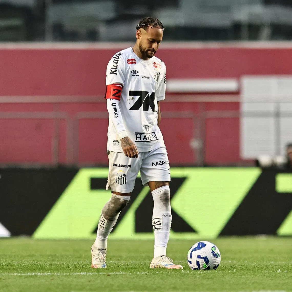 FILE PHOTO: Soccer Football - Brasileiro Championship - Santos v Vasco da Gama - Estadio Morumbi, Sao Paulo, Brazil - August 17, 2025 Santos' Neymar looks dejected after Vasco da Gama's Philippe Coutinho scores their fifth goal REUTERS/Thiago Bernardes/File Photo