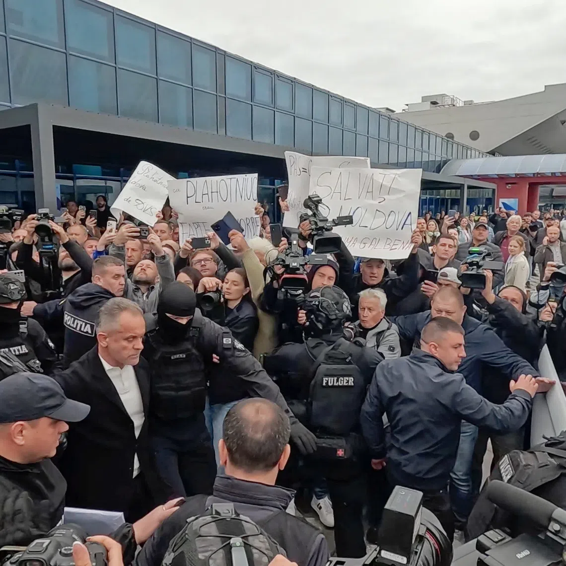 Vladimir Plahotniuc, a Moldovan former lawmaker and business magnate detained on a warrant linked to a fraud case and extradited from Greece, walks towards a minibus outside an airport upon his arrival in Chisinau, Moldova, September 25, 2025, in this still image taken from video. REUTERS/Vladislav Culiomza