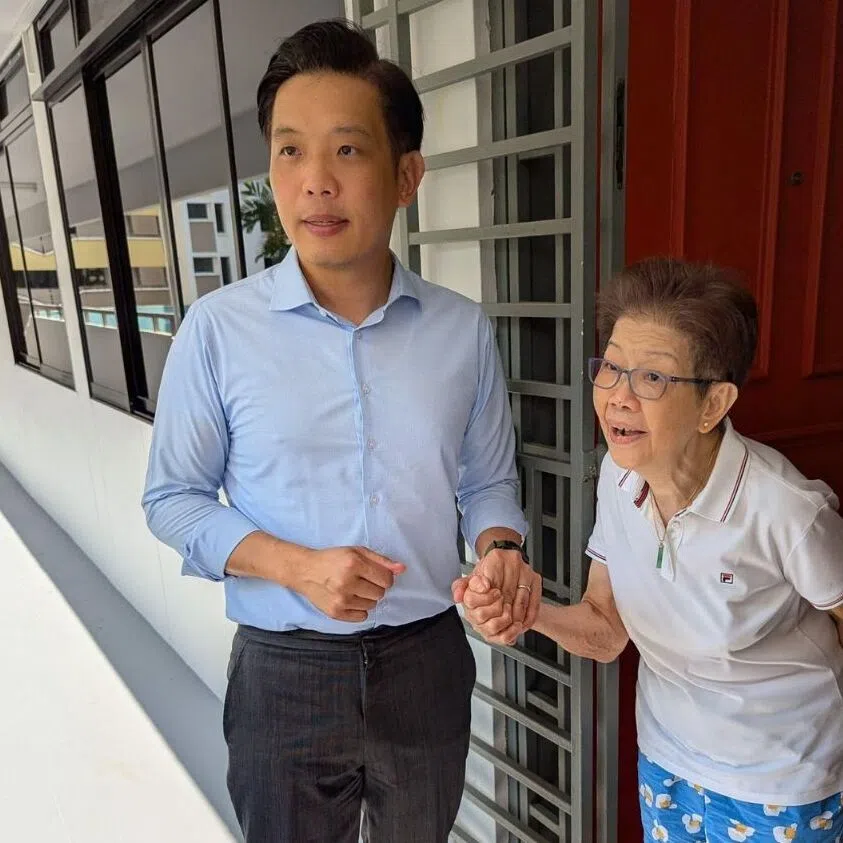 Tanjong Pagar GRC MP Alvin Tan, together with grassroots leaders and the town council team, checked in on affected residents and distributed drinking water.