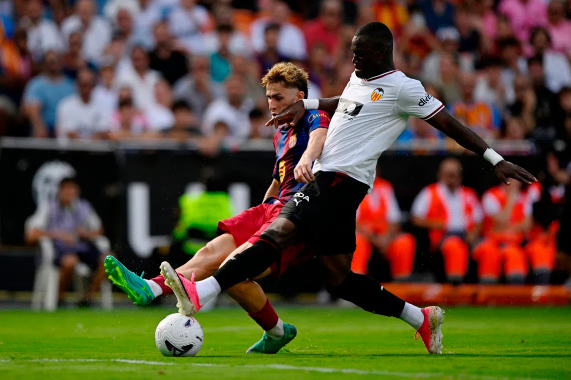 Soccer Football - LaLiga - Valencia v FC Barcelona - Estadio de Mestalla, Valencia, Spain - September 6, 2026 FC Barcelona's Fermin Lopez in action with Valencia's Aliou Dieng REUTERS/Pablo Morano