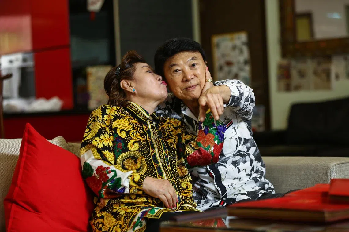 原籍韩国的本地资深艺人金银姬和丈夫李韦才庆祝金婚之际接受《联合早报》访问，重温两人的爱情故事。金银姬合照时害羞地献吻老公李韦才。