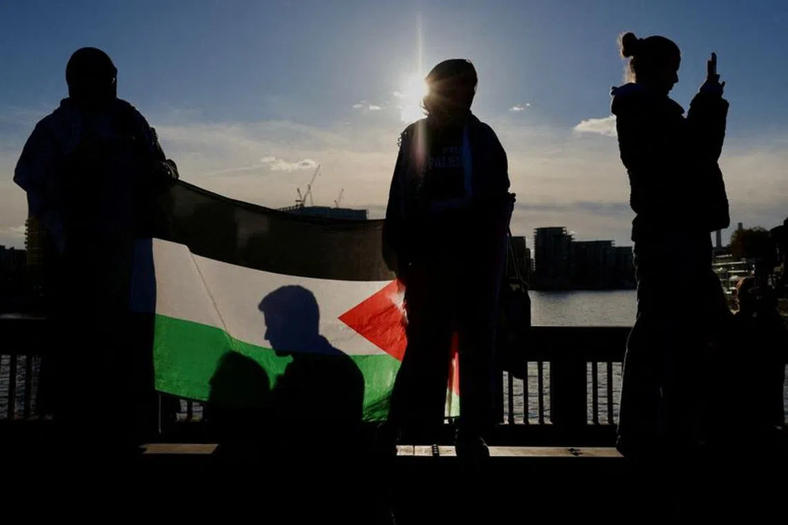 People protest on Vauxhall Bridge during a march in solidarity with Palestinians in Gaza, amid the ongoing conflict between Israel and the Palestinian Islamist group Hamas, in London, Britain, November 11, 2023.  REUTERS/Kevin Coombs/File Photo