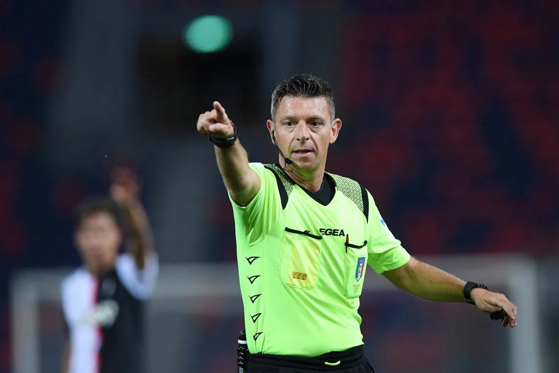 Soccer Football - Serie A - Bologna v Juventus - Stadio Renato Dall'Ara, Bologna, Italy - June 22, 2020   Referee Gianluca Rocchi, as play resumes behind closed doors following the outbreak of the coronavirus disease (COVID-19)   REUTERS/Jennifer Lorenzini