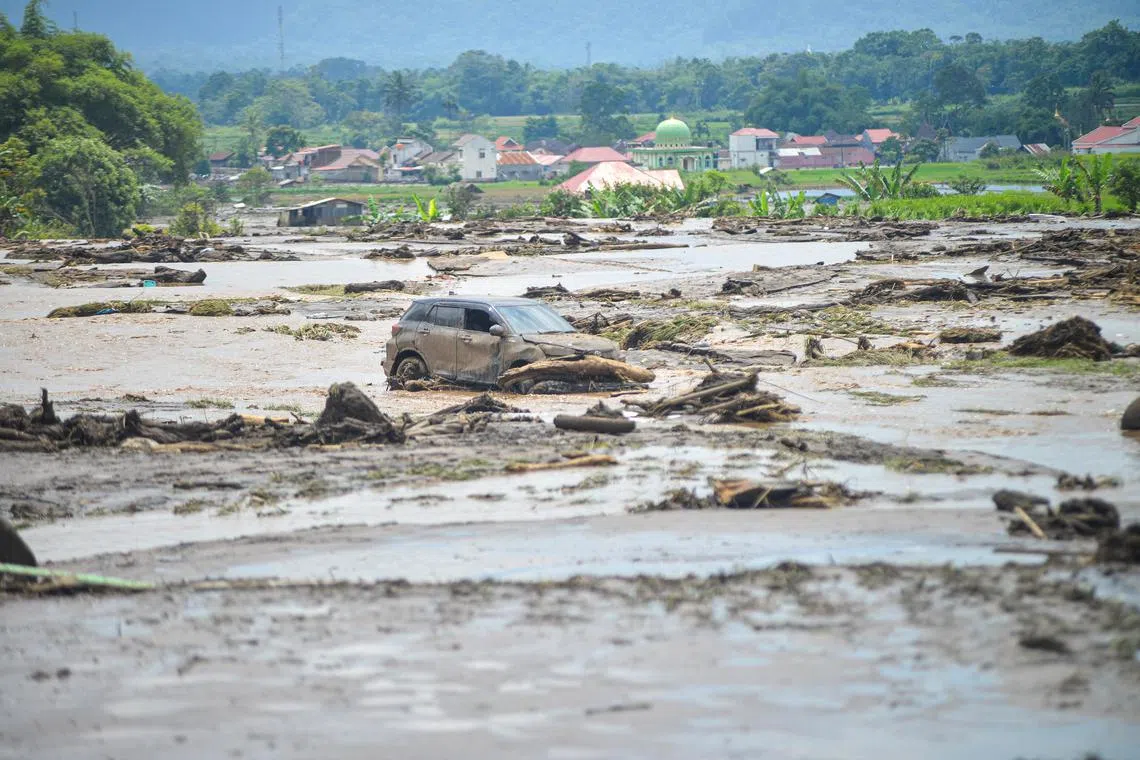 A damaged car is seen in an area affected by heavy rain brought flash floods and landslides in Agam, West Sumatra province, Indonesia, May 12, 2024, in this photo taken by Antara Foto. Antara Foto/Iggo El Fitra/via REUTERS ATTENTION EDITORS - THIS IMAGE HAS BEEN SUPPLIED BY A THIRD PARTY. MANDATORY CREDIT. INDONESIA OUT. NO COMMERCIAL OR EDITORIAL SALES IN INDONESIA.

