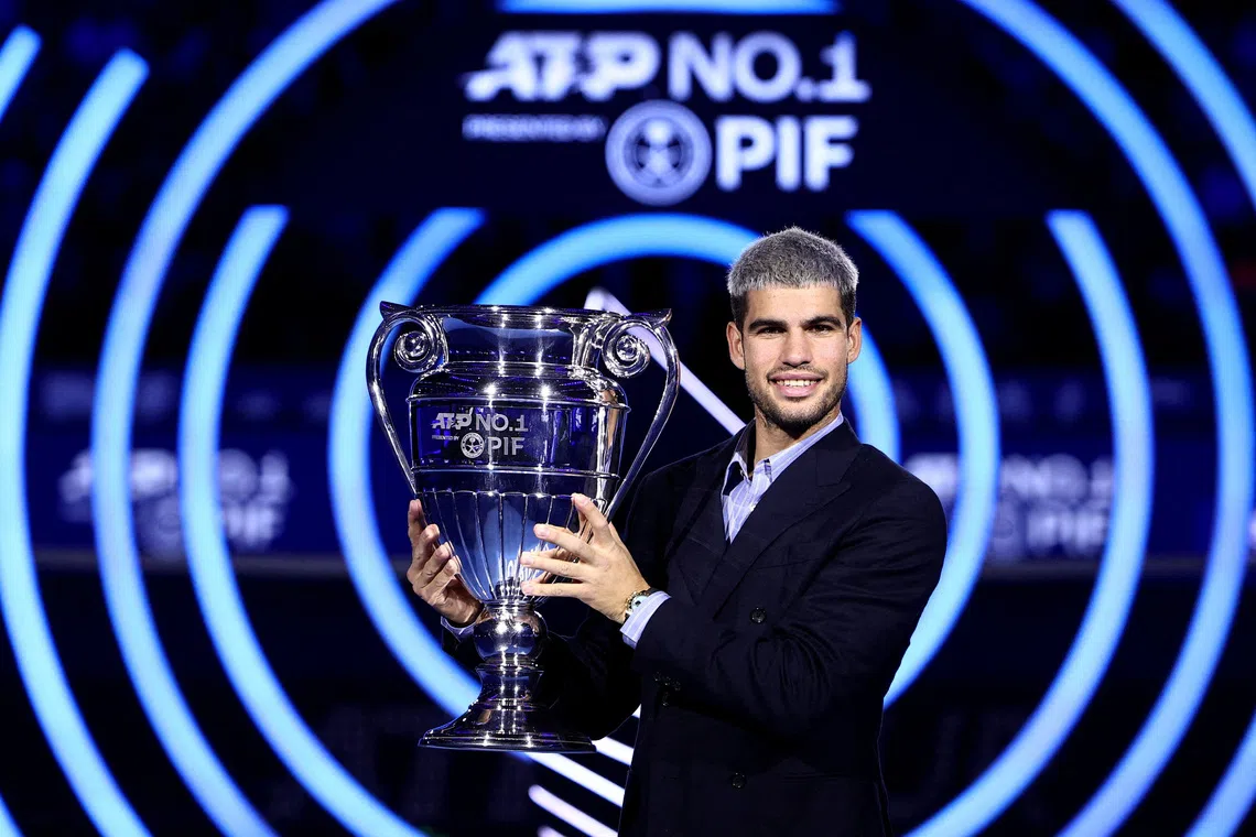Tennis - ATP Finals - Turin - Palasport Olimpico, Turin, Italy - November 14, 2025 Spain's Carlos Alcaraz celebrates with the trophy for his 2025 world number one ranking REUTERS/Guglielmo Mangiapane
