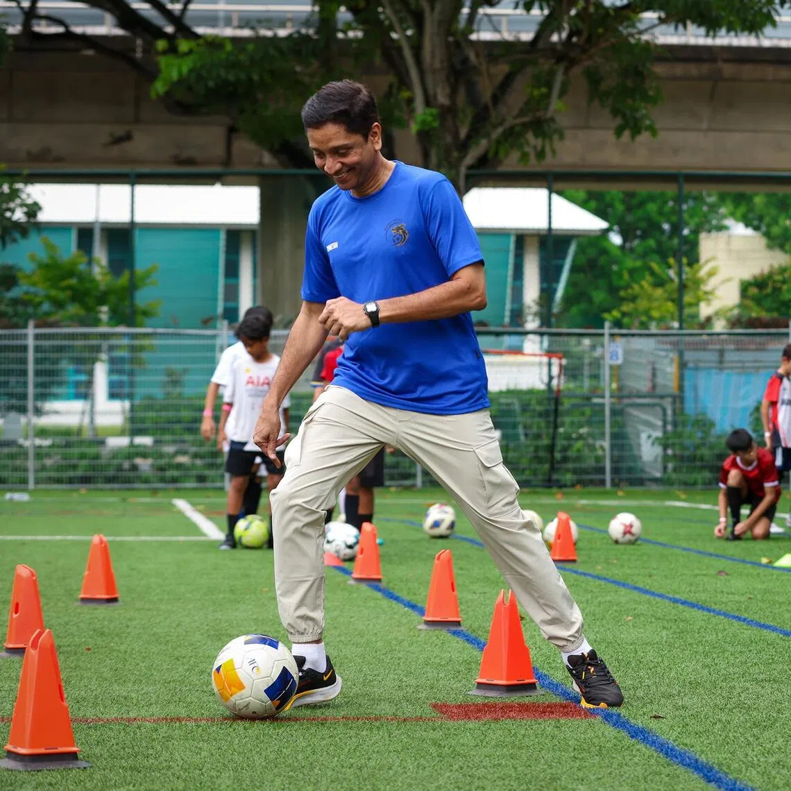 Mayor of South East District Dinesh Vasu Dash (left, in blue shirt) joined former Singapore national footballer Fandi Ahmad (right, in black tracksuit) at the first run of Football Clinic @ South East.


