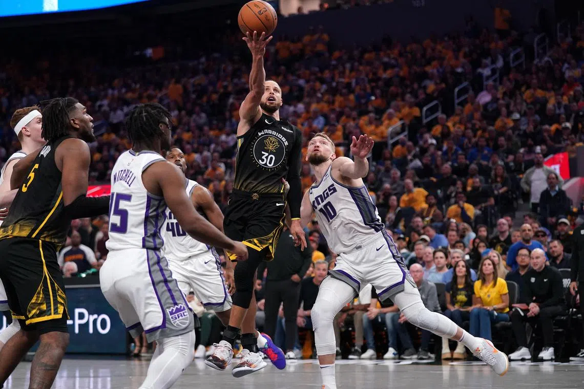Golden State Warriors guard Stephen Curry makes a layup in front of Sacramento Kings forward Domantas Sabonis in the fourth quarter of Game 3 of the Western Conference play-offs.
