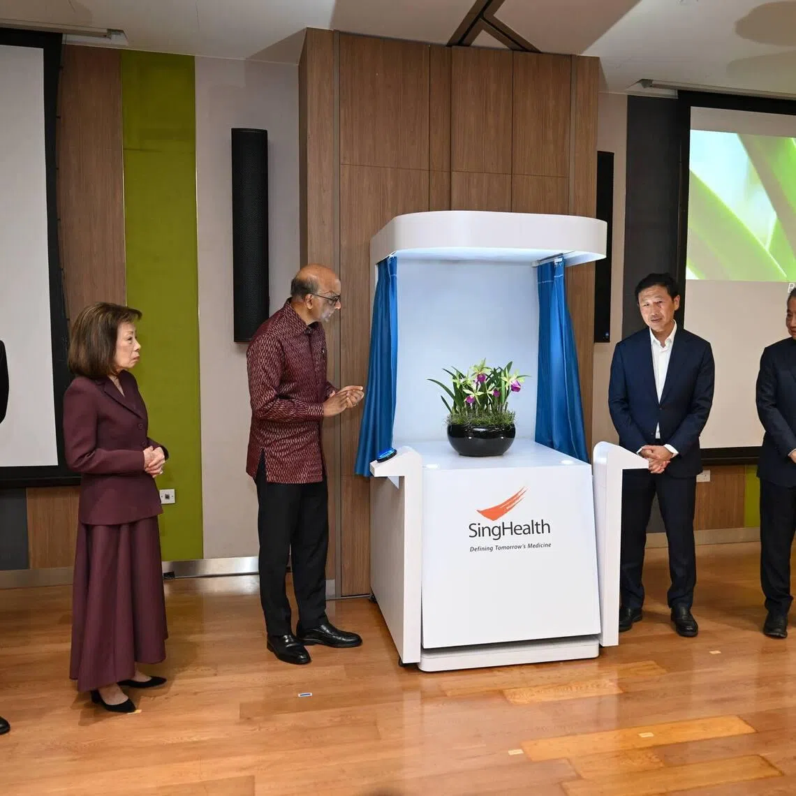 (From left) Prof Ng Wai Hoe, Group Chief Executive Officer, SingHealth; Ms Mavis Khoo, Trustee of the Estate of Khoo Teck Puat; President Tharman Shanmugaratnam;  Minister for Health Ong Ye Kung; Mr Cheng Wai Keung, Chairman, SingHealth and Prof Ivy Ng, Chair, SingHealth Fund during the presentation of a token of appreciation to the Estate of Khoo Teck Puat on Jan 13.