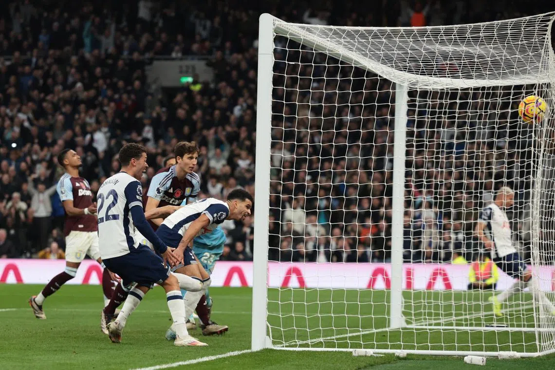 Soccer Football - Premier League - Tottenham Hotspur v Aston Villa - Tottenham Hotspur Stadium, London, Britain - November 3, 2024
Tottenham Hotspur's Dominic Solanke scores their third goal Action Images via Reuters/Paul Childs EDITORIAL USE ONLY. NO USE WITH UNAUTHORIZED AUDIO, VIDEO, DATA, FIXTURE LISTS, CLUB/LEAGUE LOGOS OR 'LIVE' SERVICES. ONLINE IN-MATCH USE LIMITED TO 120 IMAGES, NO VIDEO EMULATION. NO USE IN BETTING, GAMES OR SINGLE CLUB/LEAGUE/PLAYER PUBLICATIONS. PLEASE CONTACT YOUR ACCOUNT REPRESENTATIVE FOR FURTHER DETAILS..