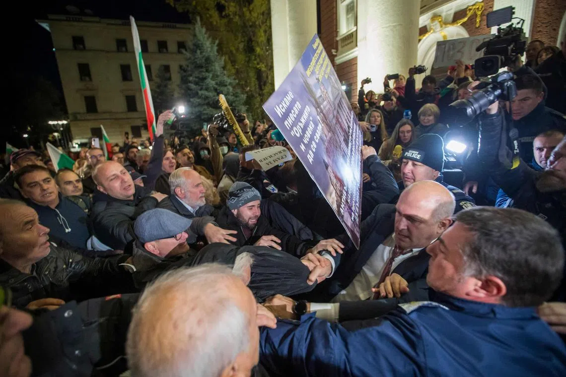 Protesters irritated with the way Bulgarians are portrayed stopped people from watching the premiere of a 19th century play directed by actor and director John Malkovich.