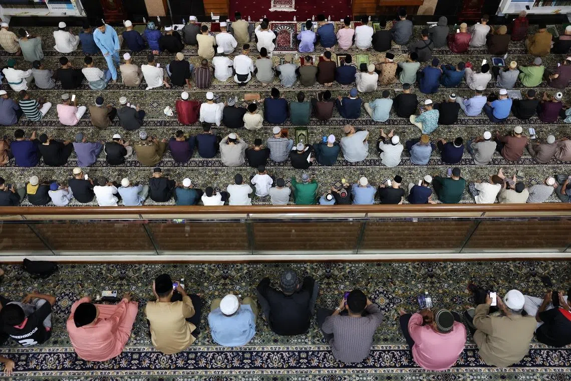 Muslims performing tarawih prayers at Al-Iman Mosque in Bukit Panjang on Feb 18, 2026. Muslims in Singapore will gather at mosques around the country from Feb 18 to perform the special night prayers that are conducted only during the fasting month of Ramadan. 