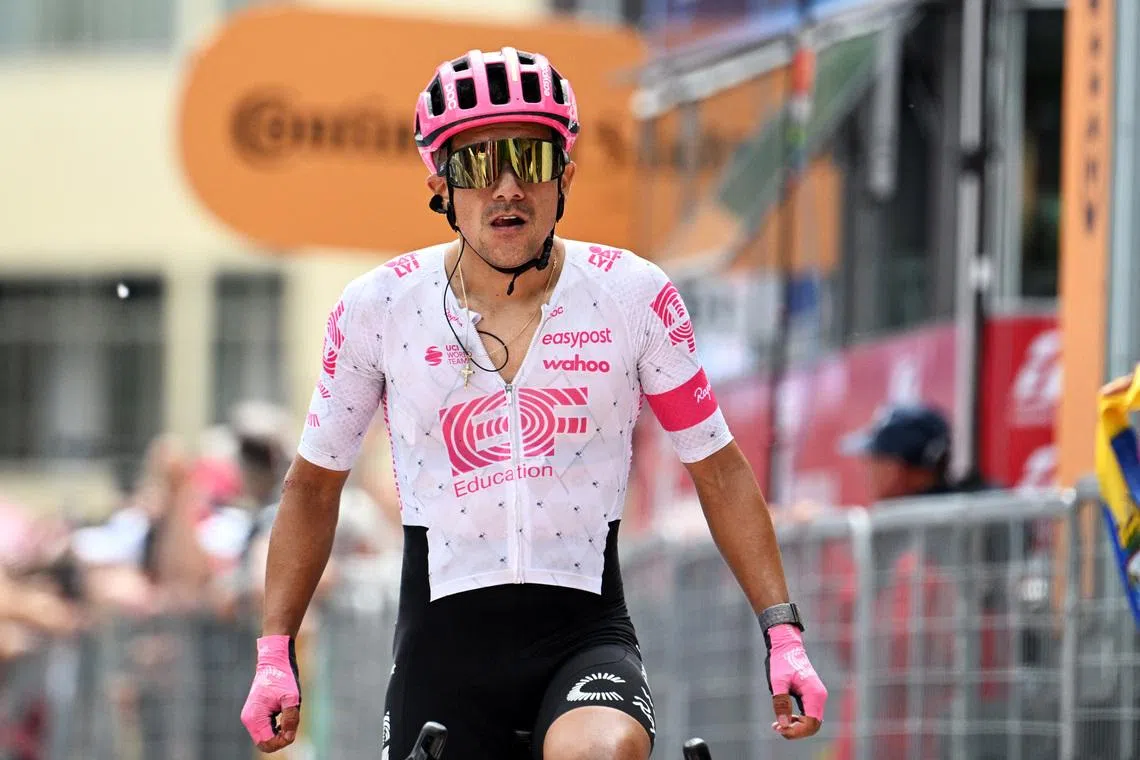 Cycling - Giro d'Italia - Stage 11 - Viareggio to Castelnovo ne' Monti - Italy - May 21, 2025 EF Education - EasyPost's Richard Carapaz crosses the finish line to win stage 11 REUTERS/Jennifer Lorenzini