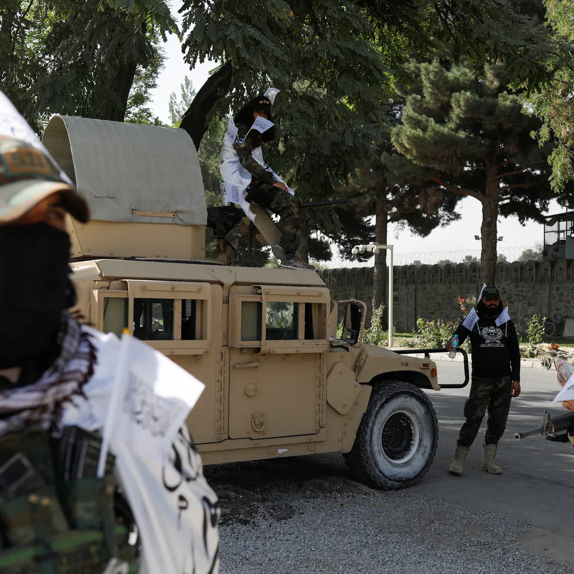 FILE PHOTO: Taliban soldiers stand guard on a street in Kabul, Afghanistan, August 15, 2023. REUTERS/Ali Khara/File Photo