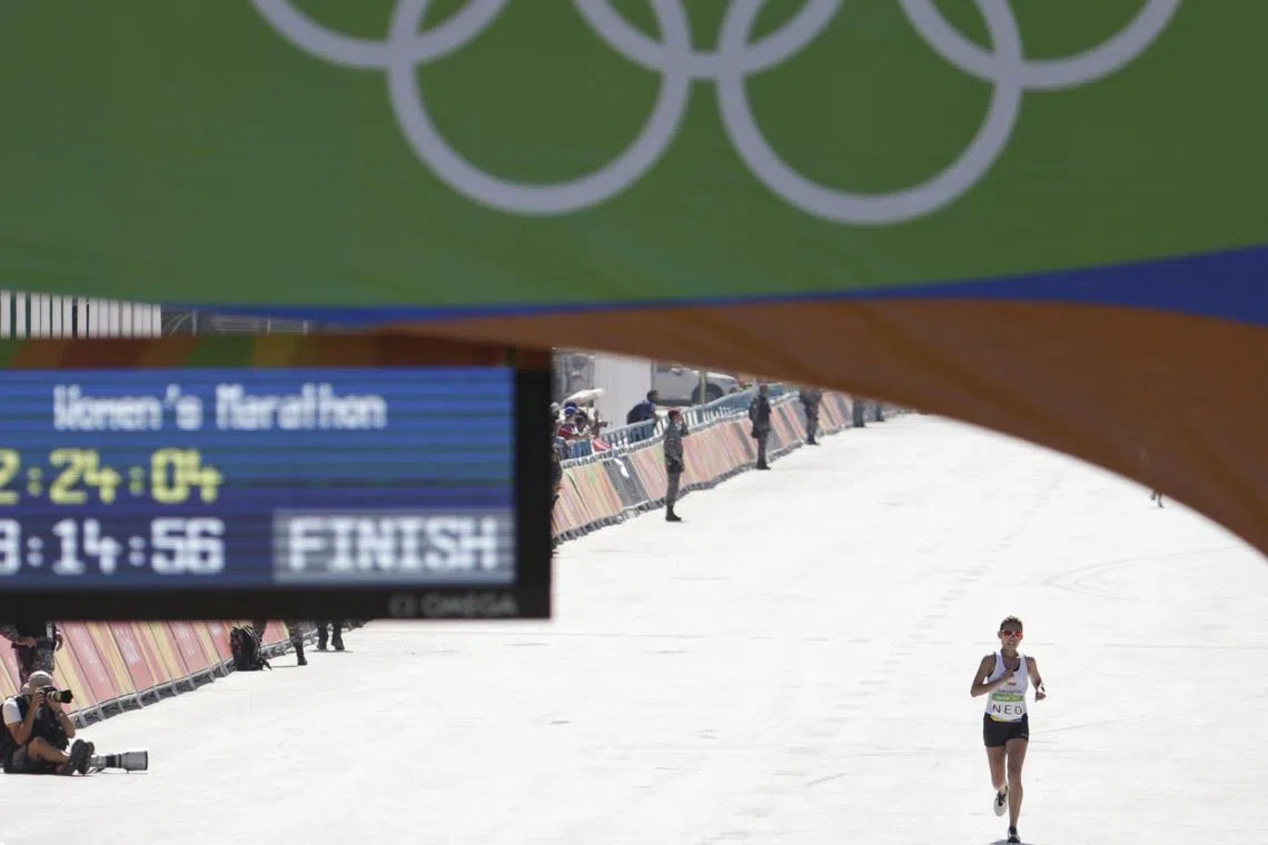 Boxers, golfers and tennis players believe their sport is lonely, but so is the world of the marathoner, who must travel 42km without anyone's help.