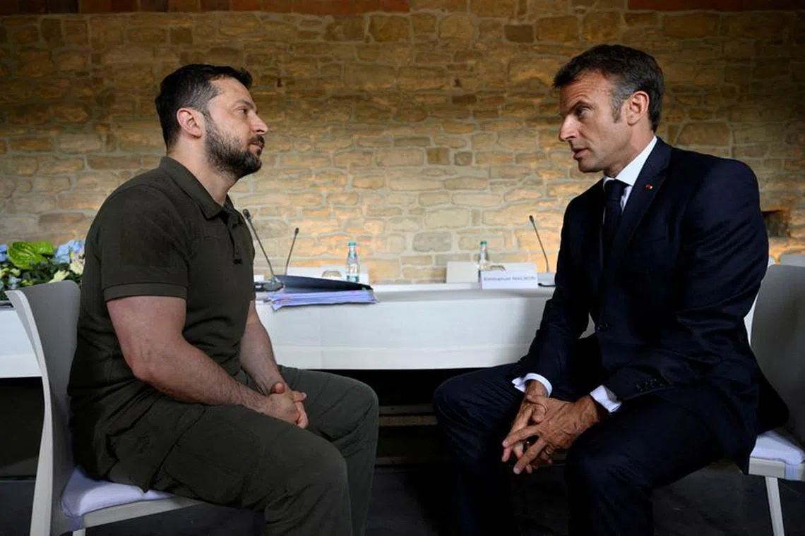 FILE PHOTO: Ukraine's President Volodymyr Zelenskiy and French President Emmanuel Macron speak during a meeting of the European Political Community at Mimi Castle in Bulboaca, Moldova June 1, 2023. Ukrainian Presidential Press Service/Handout via REUTERS/File Photo