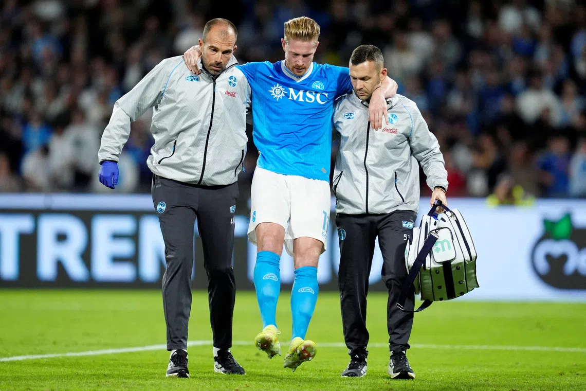 FILE PHOTO: Soccer Football - Serie A - Napoli v Inter Milan - Stadio Diego Armando Maradona, Naples, Italy - October 25, 2025 Napoli's Kevin De Bruyne reacts as he is substituted after sustaining an injury while scoring their first goal from the penalty spot REUTERS/Matteo Ciambelli/File Photo