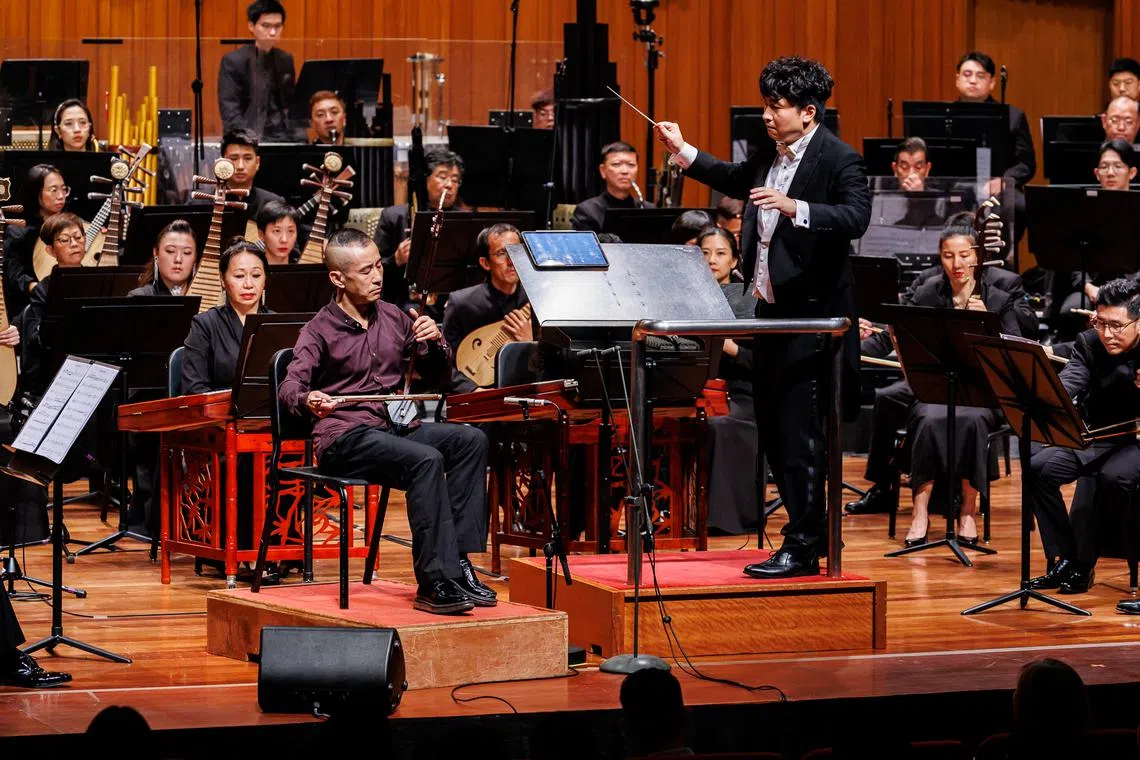 Conductor Moses Gay, who is also an erhu exponent, played on Gao's shaoqin. 