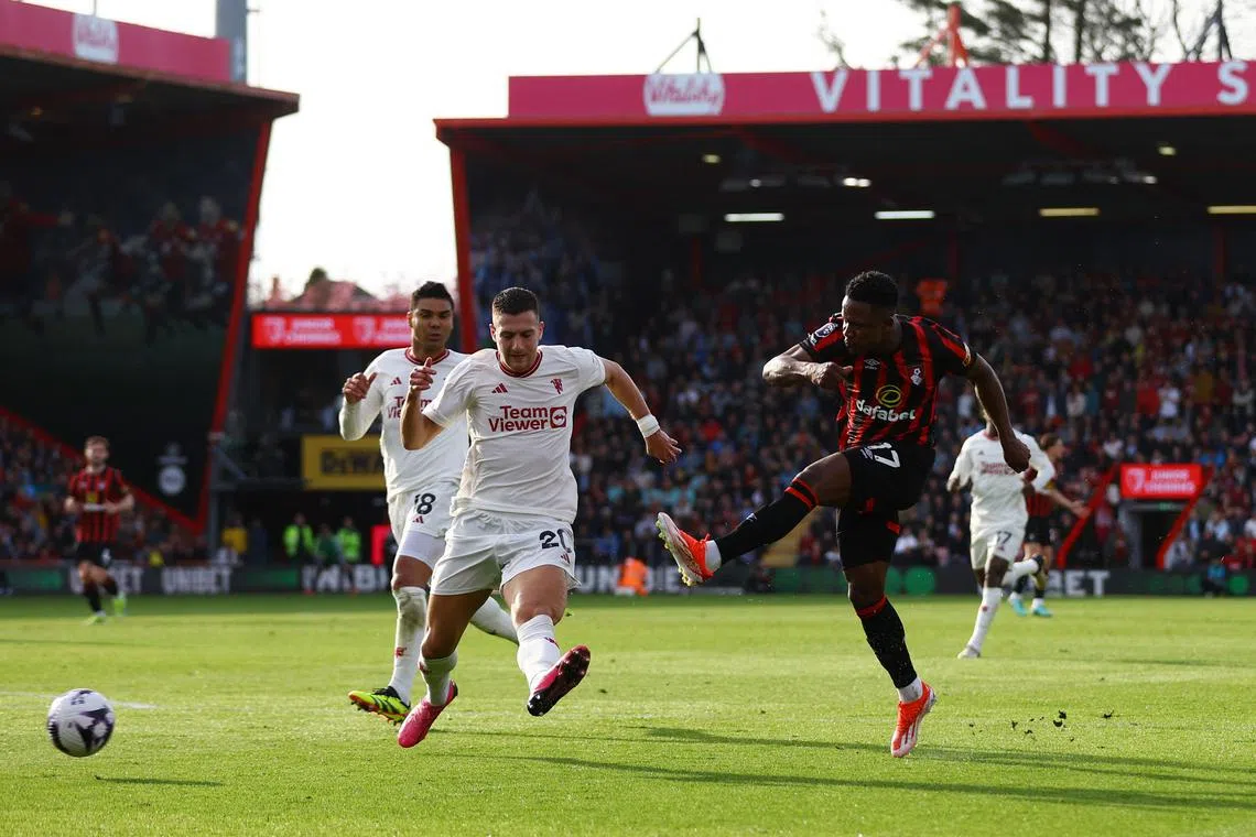 Soccer Football - Premier League - AFC Bournemouth v Manchester United - Vitality Stadium, Bournemouth, Britain - April 13, 2024 AFC Bournemouth's Luis Sinisterra shoots at goal as Manchester United's Diogo Dalot reacts Action Images via Reuters/Matthew Childs