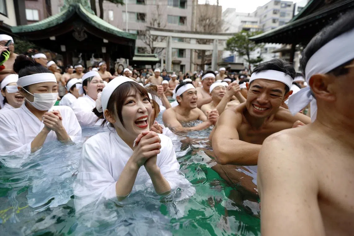 epa11819433 Participants bathe in ice-cold water during a ceremony at Teppozu Inari Shrine in Tokyo, Japan, 12 January 2025. 80 men and women took part in the ice water endurance ceremony to purify their souls and pray for good health in the new year.  EPA-EFE/FRANCK ROBICHON