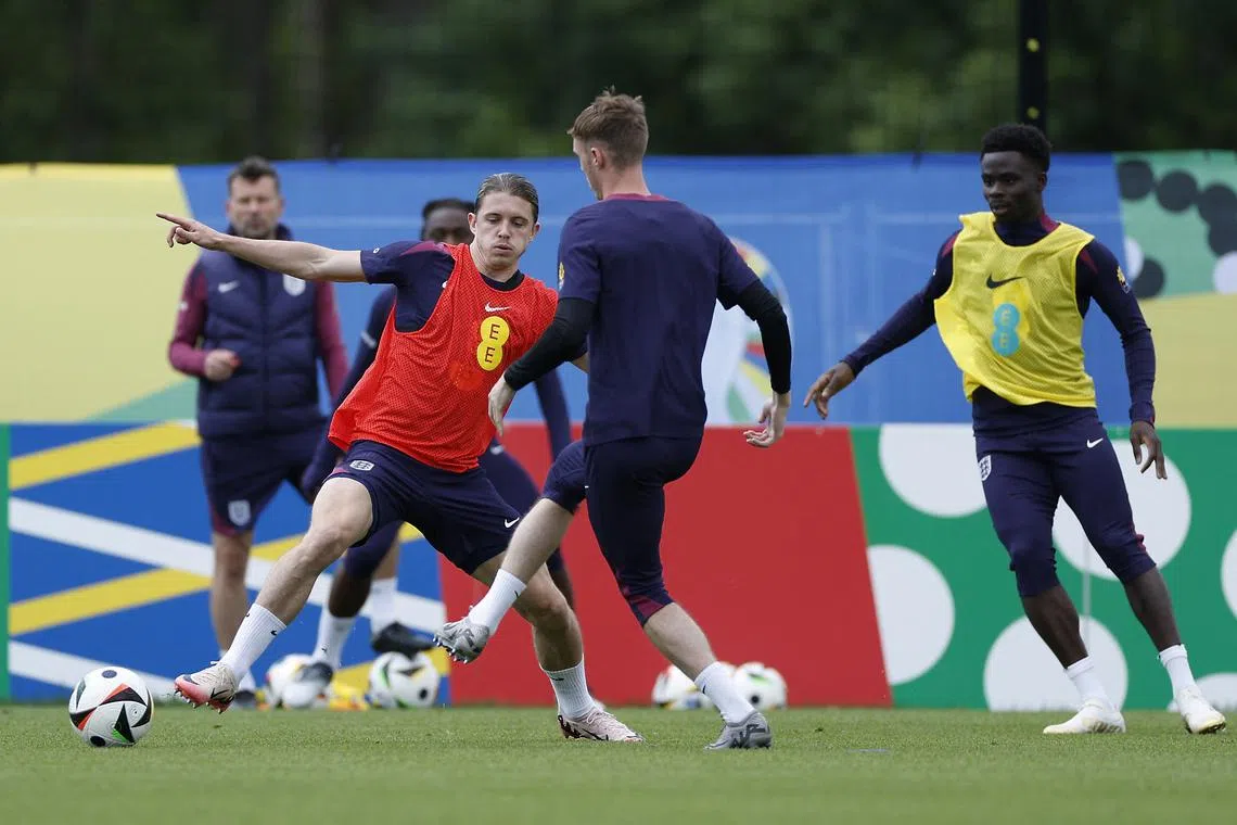 FILE PHOTO: Soccer Football - Euro 2024 - England Training - Blankenhain, Germany - June 22, 2024 England's Cole Palmer with Conor Gallagher and Bukayo Saka during training REUTERS/John Sibley/File Photo