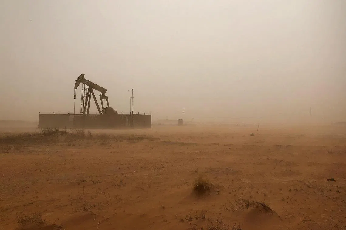 FILE PHOTO: A pump jack lifts oil out of a well during a sandstorm in Midland, Texas, U.S., April 13, 2018.   Picture taken April 13, 2018.   REUTERS/Ann Saphir/File Photo