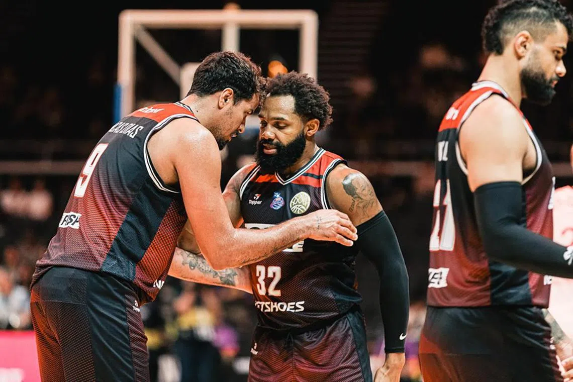 Sesi Franca's match winner Lucas Dias (left) and match MVP David Jackson strategising before collaborating for the match-winning shot.
