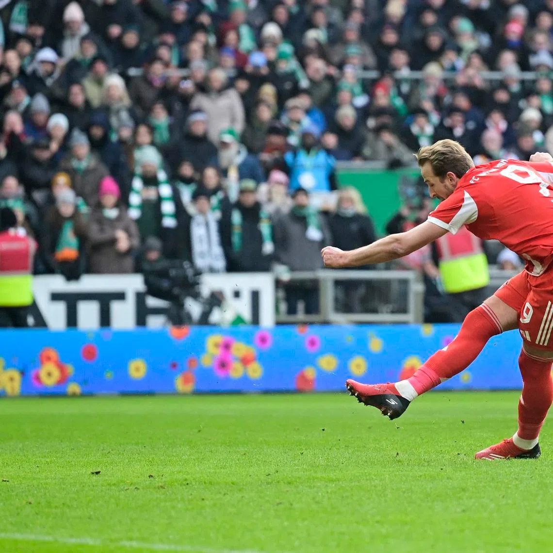 Soccer Football - Bundesliga - Werder Bremen v Bayern Munich - Weserstadion, Bremen, Germany - February 14, 2026 Bayern Munich's Harry Kane scores their first goal from the penalty spot REUTERS/Fabian Bimmer