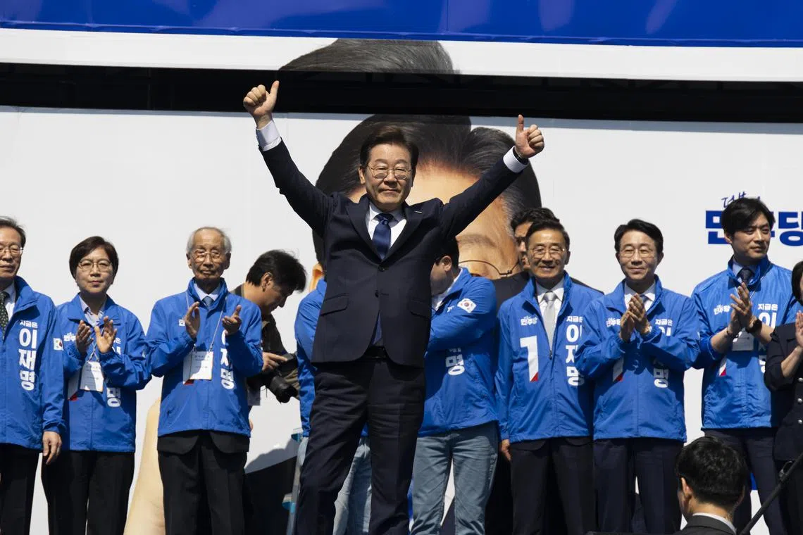 epa12092884 Lee Jae-myung (C) the presidential candidate of the Democratic Party, gestures during an election campaign in Seoul, South Korea, 12 May 2025, South Korea will hold its presidential election on 03 June 2025.  EPA-EFE/JEON HEON-KYUN