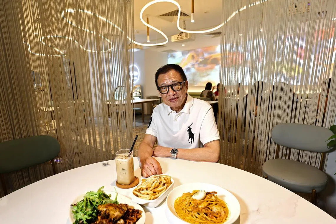 香港艺人许绍雄是女儿许惠菁咖啡馆的活招牌。