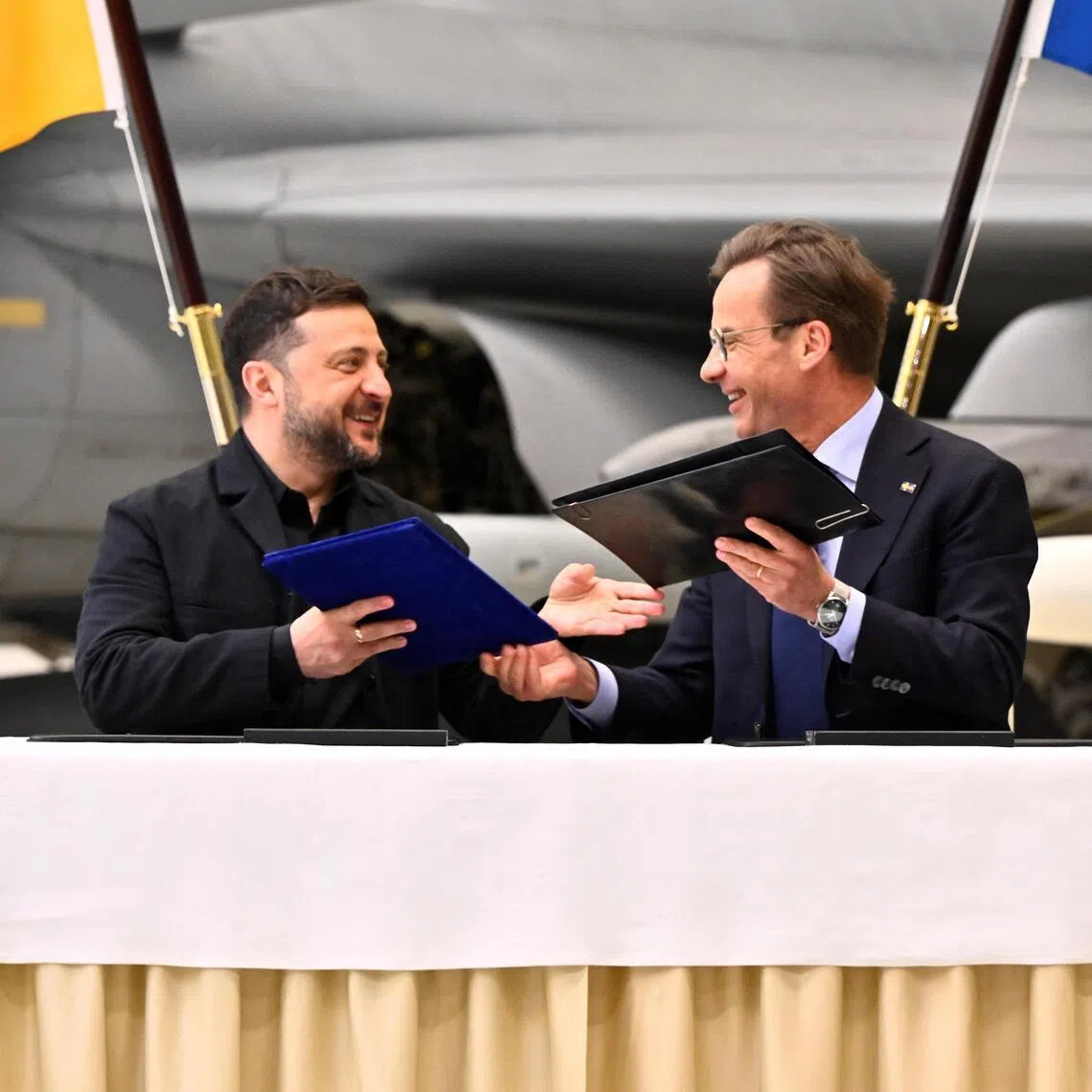 Ukrainian President Volodymyr Zelensky (left) and Swedish Prime Minister Ulf Kristersson signed a letter of intent at a joint press conference on May 28.
