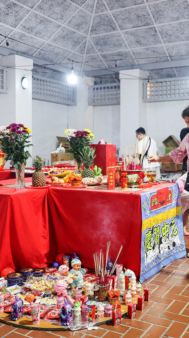 Diners praying ahead of the Hungry Ghost Festival dinner auction in Toa Payoh on Aug 23, 2026. ST PHOTO: BRIAN TEO
