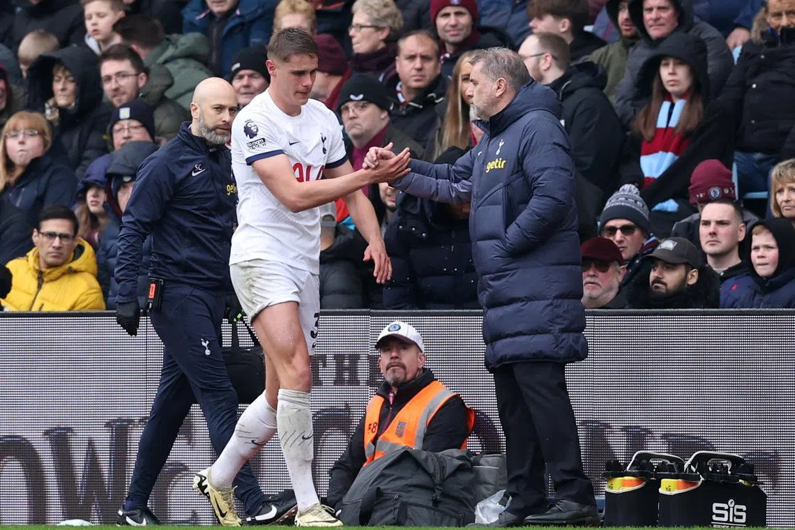 Soccer Football - Premier League - Aston Villa v Tottenham Hotspur - Villa Park, Birmingham, Britain - March 10, 2024 Tottenham Hotspur's Micky van de Ven shakes hands with manager Ange Postecoglou after walking off the pitch after sustaining an injury REUTERS/David Klein/File Photo