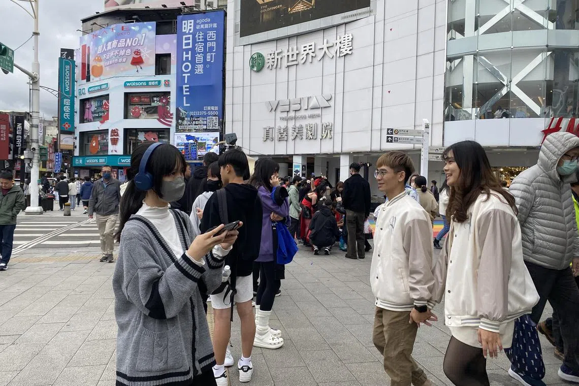 wyyyouth - Generic shots of young Taiwanese in the trendy Ximending shopping district. 

credit: Yip Wai Yee