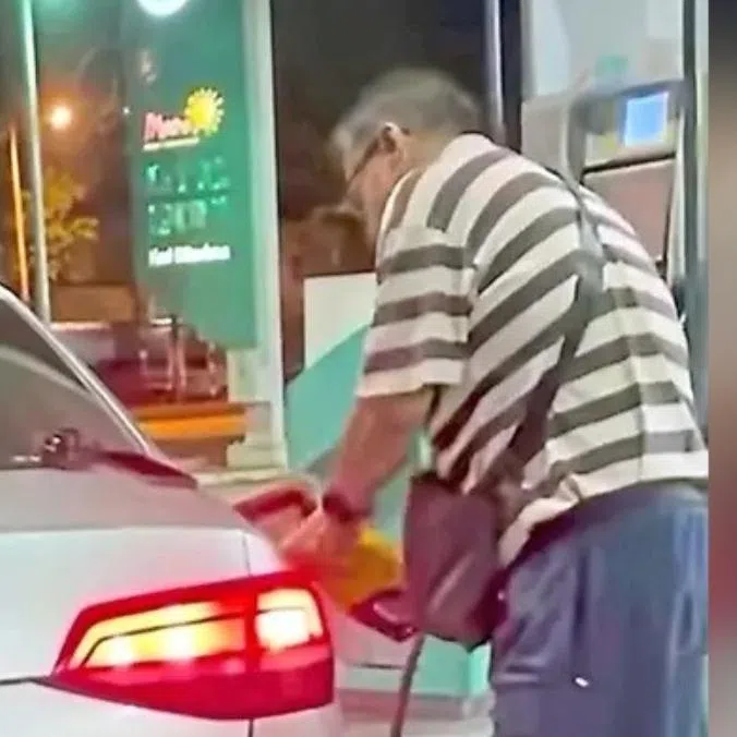 Police confirmed the man allegedly covered the registration number of his Singapore-registered vehicle to pump RON95 petrol at a petrol station in Kulai.