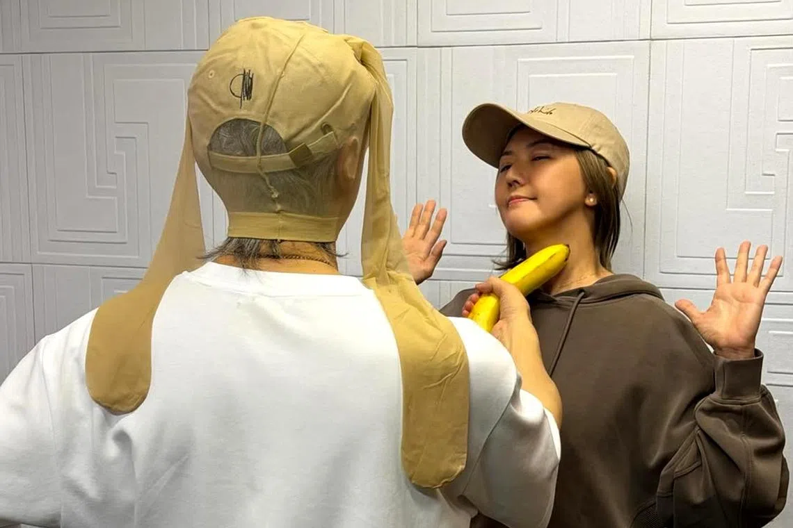 S’pore singer Stefanie Sun and HK director Stephen Chow in rare photo together