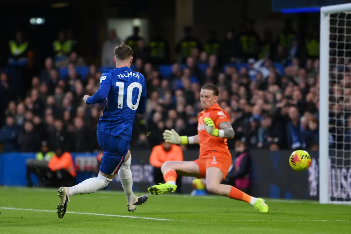 Soccer Football - Premier League - Chelsea v Everton - Stamford Bridge, London, Britain - December 13, 2025 Everton's Jordan Pickford in action as Chelsea's Cole Palmer scores their first goal REUTERS/Jaimi Joy