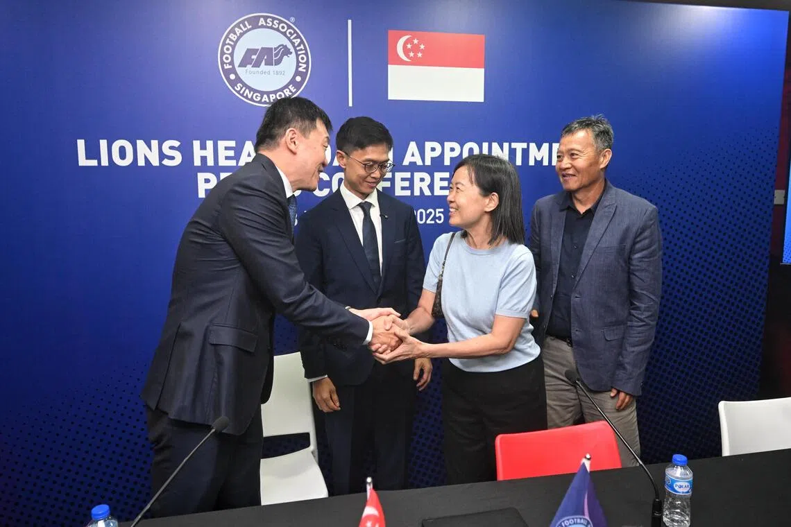 (From left) Football Association of Singapore president Forrest Li shaking hands with Lions head coach Gavin Lee and his parents (from left) Ms Nicole Chong, 61, a retiree, and Mr Lawrence Lee, 65, a football coach at Victoria Junior College, after the signing of the national men?s head coach appointment press conference on Nov 28, 2025. 

ST PHOTO: AZMI ATHNI