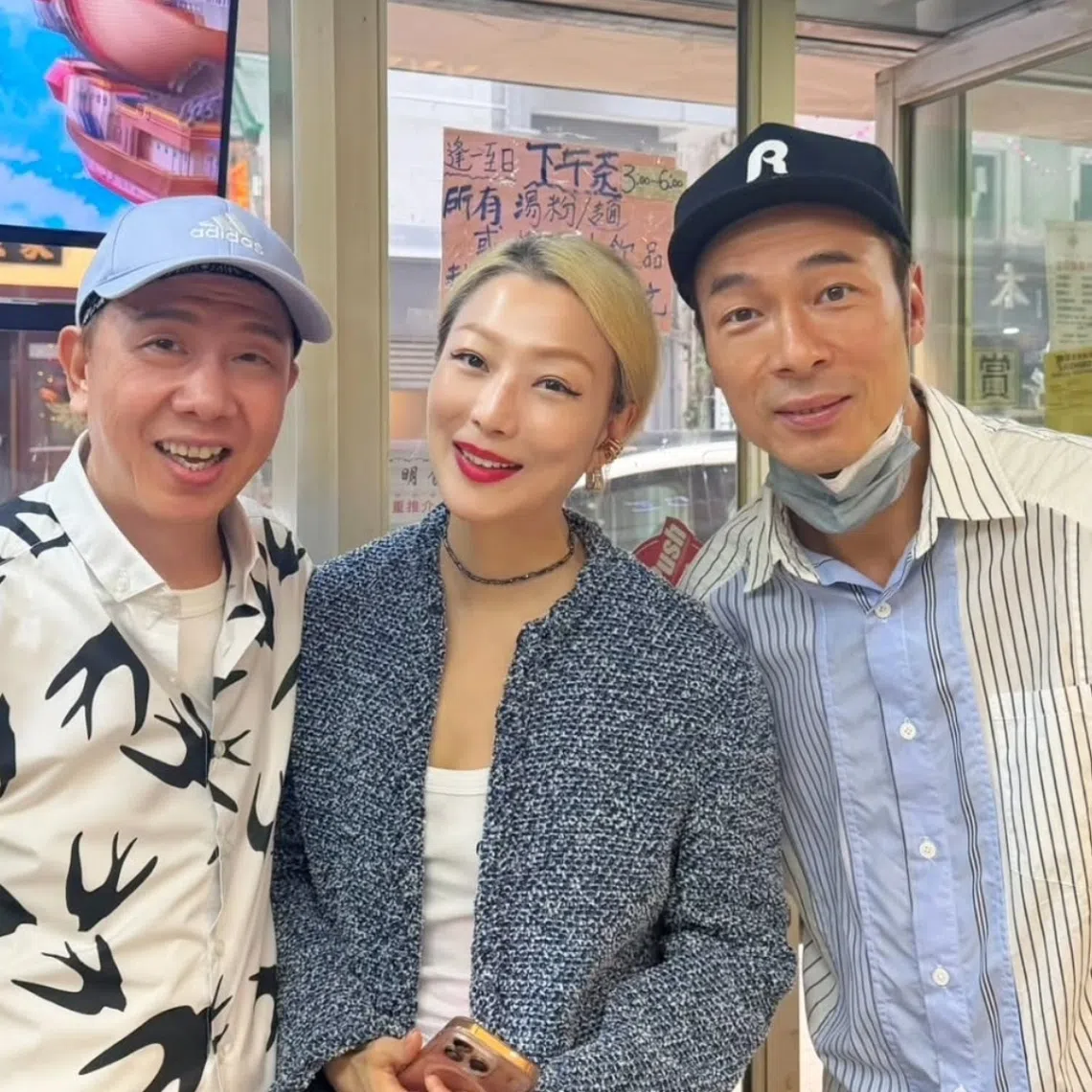 Sammi Cheng had stopped by a cha chaan teng to buy lemon tea when she happened to spot iconic singer-actor Wan Kwong enjoying afternoon tea.