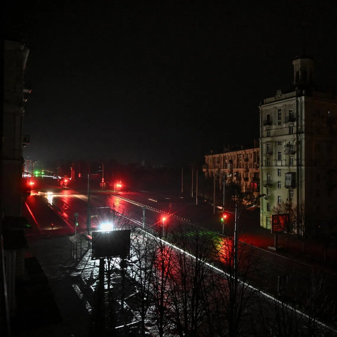 Cars move along a dark street during a power blackout after critical civil infrastructure was hit by today's Russian drone strikes, amid Russia's attack on Ukraine, in Zaporizhzhia, Ukraine January 7, 2026. REUTERS/Stringer