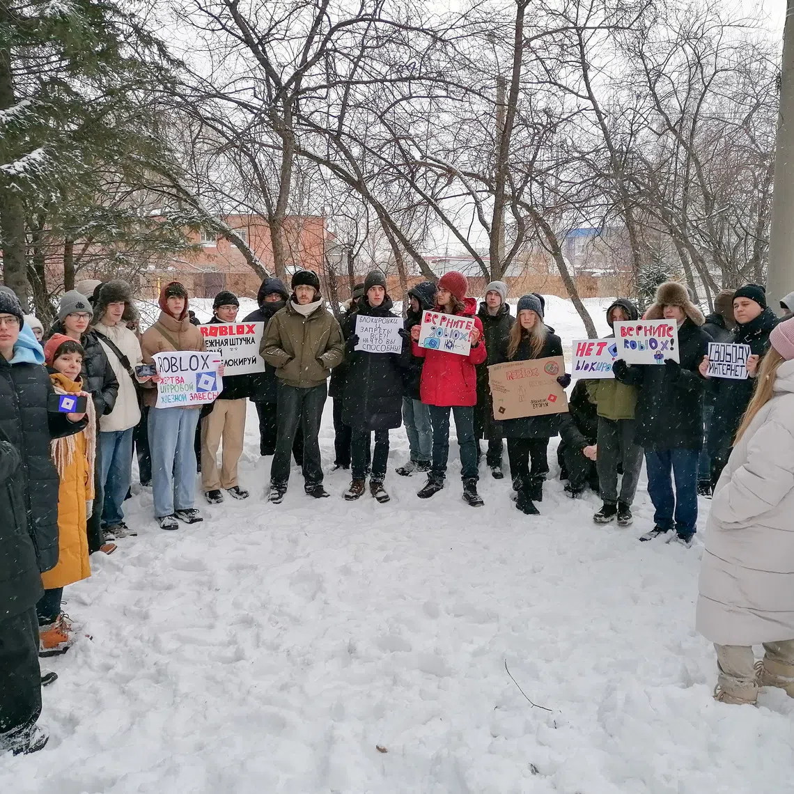 In Tomsk, 2,900km east ‍of Moscow, several dozen people braved the snow to hold up hand-drawn placards.